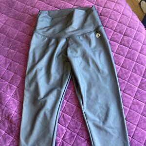 ABS2B black scrunch butt capri leggings size medium look like leather